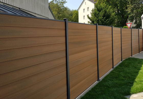 Tấm nhựa tổng hợp bằng gỗ 24x170mm Màu cà phê Hàng rào tường nội thất WPC Tấm ván sàn bên ngoài